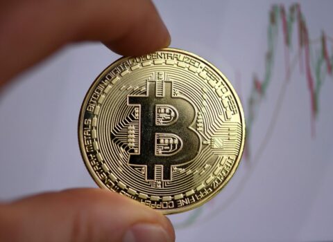 Bitkoindən tarixi rekord: Qiyməti 70 mini ötdü