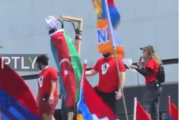 Ermənilər başlarını itirib: Bu dəfə bayrağımıza bükülmüş manekeni “edam”  etdilər - VİDEO | KONKRET