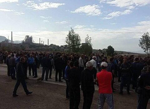 Erməni əsirlərin yaxınları Gümrü-İrəvan yolunu bağladı