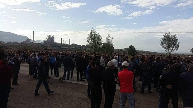 Erməni əsirlərin yaxınları Gümrü-İrəvan yolunu bağladı Erməni əsirlərin yaxınları Gümrü-İrəvan yolunu bağladı