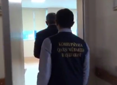 Rüşvət alan direktorun və baş həkimin saxlanma anı – VİDEO