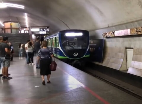 Ermənilər İrəvan metrosunda rus dilində olan lövhələri SÖKÜRLƏR