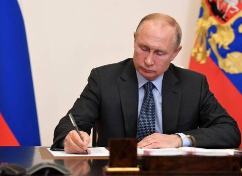 Putin Azərbaycanın dostunu təltif etdi