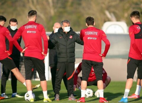 Türkiyə millisində daha 4 futbolçu COVID-19-a YOLUXDU
