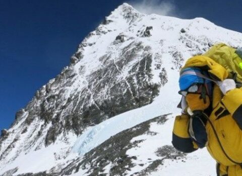 Kor alpinist Everestə dırmaşaraq rekord qırdı