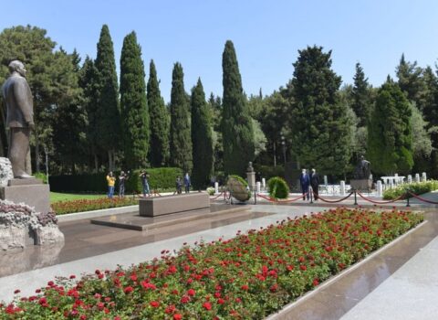 Türkiyənin Baş Prokuroru Fəxri Xiyabanda və Hərbi Qənimətlər Parkında oldu – FOTOLAR