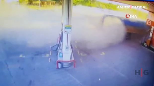 Türkiyədə yük maşını yanacaqdoldurma məntəqəsinə çırpıldı – ANBAAN VİDEO Türkiyədə yük maşını yanacaqdoldurma məntəqəsinə çırpıldı – ANBAAN VİDEO