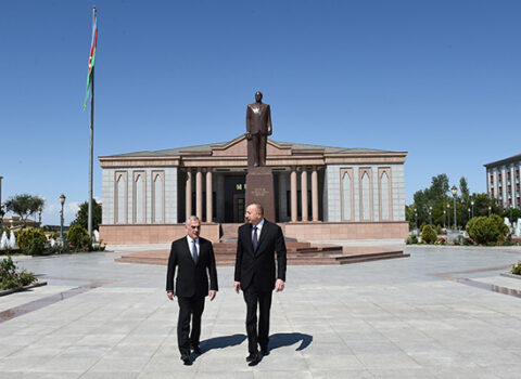 Prezident Naxçıvanda Heydər Əliyevin abidəsini ziyarət etdi