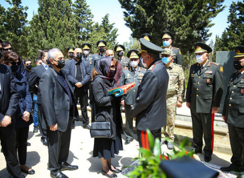 İstefada olan general DƏFN EDİLDİ – FOTOLAR – YENİLƏNİB