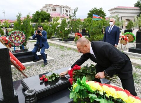 Prezident Naxçıvanda şəhidlərin məzarlarını ziyarət etdi – FOTOLAR