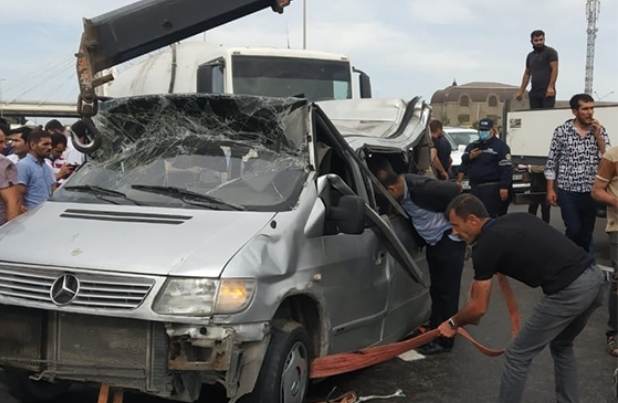 Bakıda “Shacman” “Mercedes Vito” ilə toqquşdu: 3 ölü, 6 yaralı – FOTOLAR Bakıda “Shacman” “Mercedes Vito” ilə toqquşdu: 3 ölü, 6 yaralı – FOTOLAR