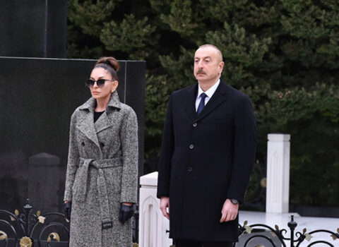 Prezidentlə xanımı Heydər Əliyevin məzarını ziyarət etdilər