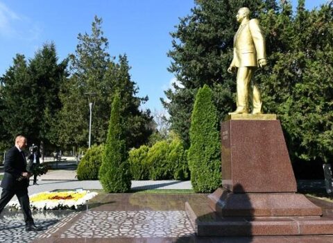 İlham Əliyev və ailəsi Qəbələdə ümummilli liderin abidəsini ziyarət edərək önünə gül dəstəsi qoyublar –  FOTO