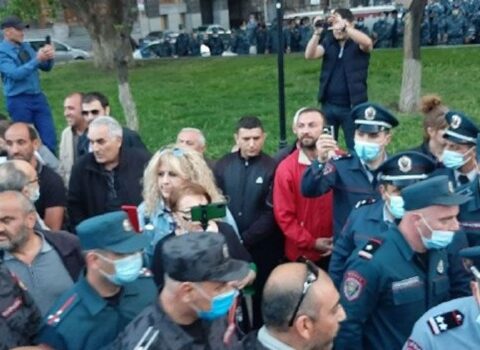 Lavrov İrəvanda etirazla qarşılandı