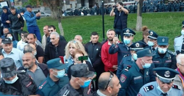 Lavrov İrəvanda etirazla qarşılandı Lavrov İrəvanda etirazla qarşılandı