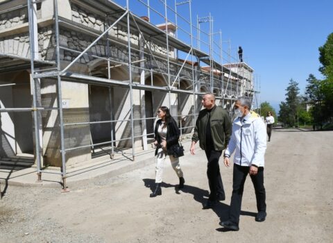 Prezident ailə üzvləri ilə Şuşa Rəsm Qalereyasında – FOTO
