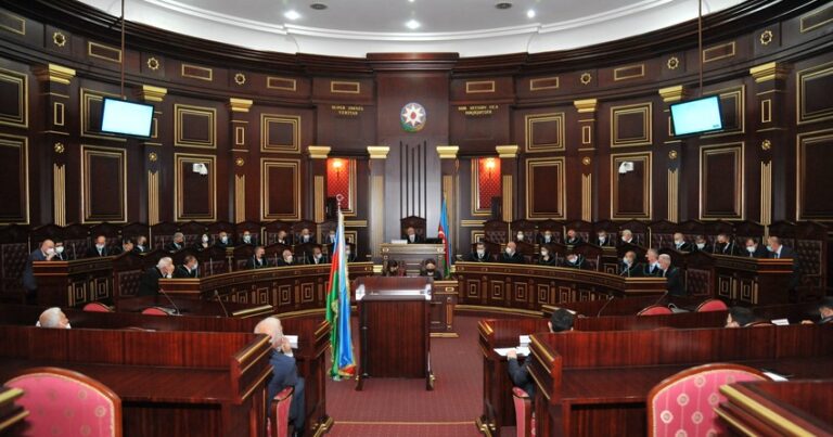Ali Məhkəmənin yeni hakimi and içdi Ali Məhkəmənin yeni hakimi and içdi