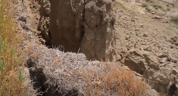 Azərbaycanda torpaq sürüşməsi qəbiristanlığı dağıtdı – VİDEO Azərbaycanda torpaq sürüşməsi qəbiristanlığı dağıtdı – VİDEO