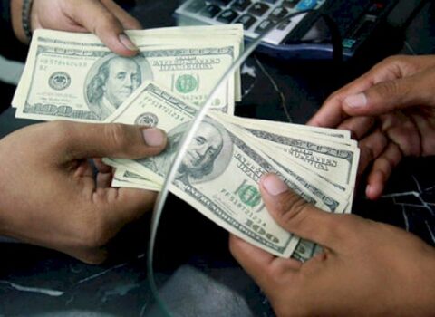 Banklar dollar satışına məhdudiyyət qoydu: Manat ucuzlaşacaq? – Video