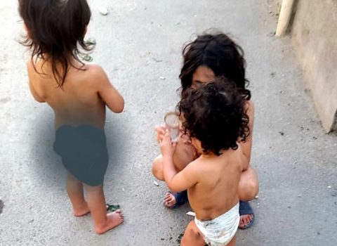 Küçədə fotoları yayılan 4 azyaşlı analarından alına bilər – RƏSMİ