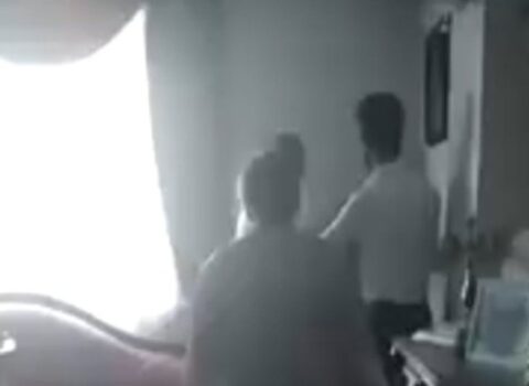 Bakıda icra məmurunu döydülər – ANBAAN VİDEO