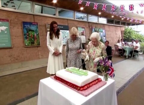 Britaniya Kraliçası G7 zirvəsində tortu qılıncla kəsdi – VİDEO