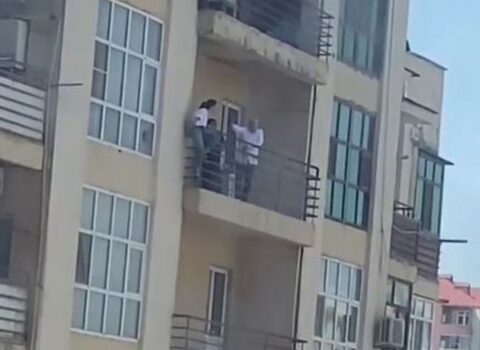 Bakıda gənc qız özünü binadan atmaq istədi – ANBAAN VİDEO
