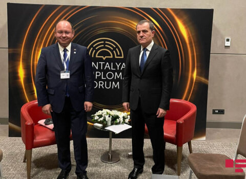 Ceyhun Bayramov Rumıniya və Qabonun xarici işlər nazirlərilə görüşdü