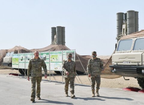 İlham Əliyev S-300 PMU-2 “Favorit” Zenit Raket Komplekslərinin start mövqeyinə baş çəkdi