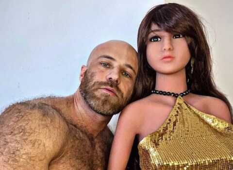 Rezin kukla ilə “evlənən” bodibilder normal qadınla yaşamaq qərarına gəlib