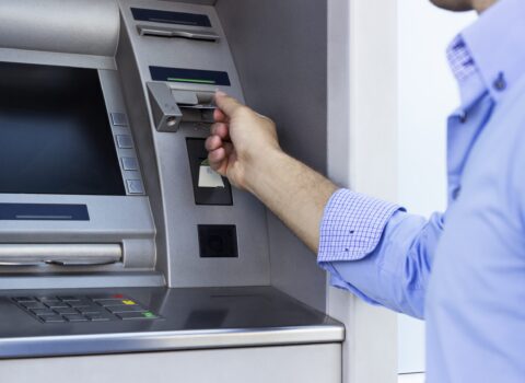 Niyə bankomat birinci pulu yox bank kartınızı verir? – SƏBƏB ÇOX MARAQLIDIR