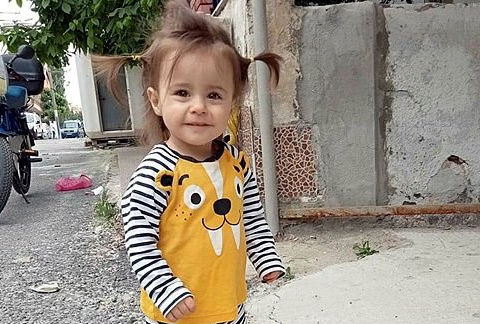 2 yaşlı qızını balkondan atan “ana”: “Cinlər dedi ki…” – Qandonduran HADİSƏ