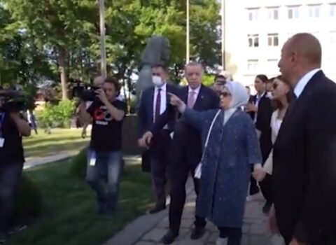Prezidentlər Natəvan, Bülbül və Üzeyirin heykəllərini ziyarət etdilər – Video