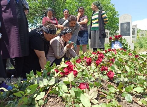 Vəkil Abdullayevin anası: “Oğlumu qətlə yetirənə ən ağır cəza tələb edirəm”