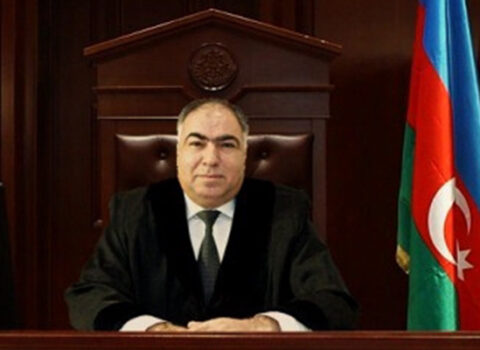 Hakim Əfqan Hacıyev jurnalistləri Rafiq Bayramovun məhkəməsindən çıxardı – FOTO/VİDEO