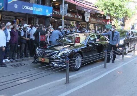 Ərdoğan avtomobili saxladıb vətəndaşlarla görüşdü – FOTO