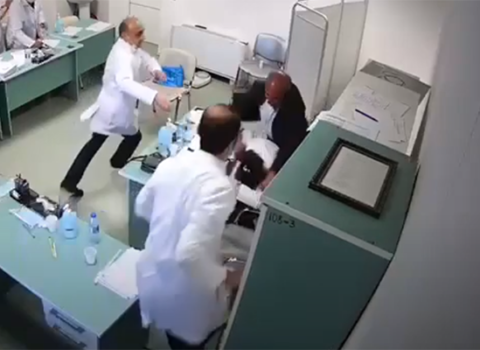Saxta əlilliyi ifşa olunan kişi qadın həkimə hücum çəkdi – ANBAAN VİDEO