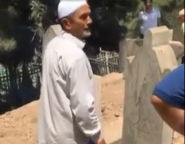 Bakıda molladan ƏDƏBSİZLİK: Məzar daşının arxasında…- VİDEO