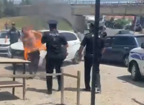 Bakıda piştaxtası sökülən şəxs özünü yandırdı – FOTO