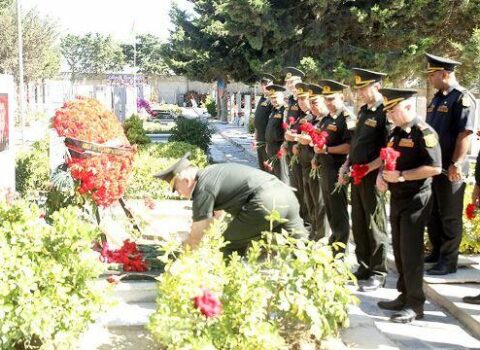 MN heyəti Mübariz İbrahimovun məzarı başında – FOTO