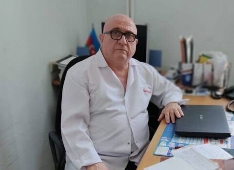 Pasiyenti tərəfindən bıçaqlandığı iddia olunan həkim özü-özünə xəsarət yetiribmiş