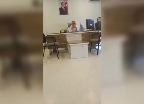 Baş həkim qazinin ayağını müayinə etmək üçün pul tələb edib? – VİDEO