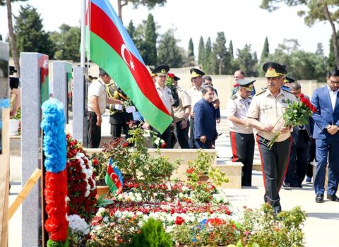 Müdafiə naziri Polad Həşimov və İlqar Mirzəyevin məzarlarını ziyarət etdi – FOTOLAR