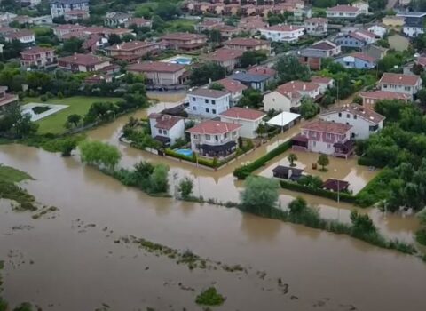 İstanbulda güclü yağışdan sonra evləri su basdı – VİDEO