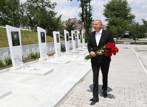 Prezident Daşkəsəndə Şəhidlər xiyabanını ZİYARƏT ETDİ – FOTO