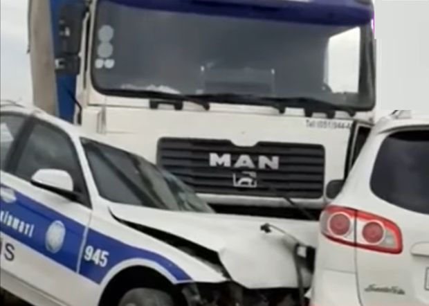 Azərbaycanda DYP avtomobili QƏZAYA DÜŞDÜ: Polis yaralandı – VİDEO