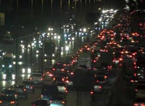 VAZ-2107 “aeroport” yolunda xuliqanlıq edib yolu bağladı — Jurnalistə hücüm çəkib təhqir etdi