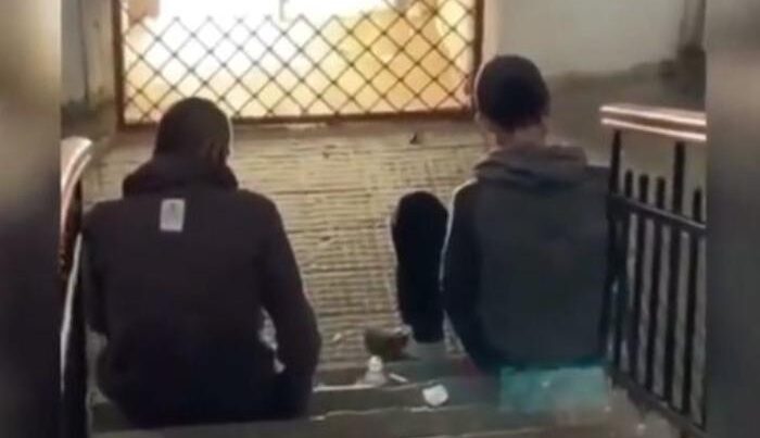 Binanın blokunda narkotik vasitə qəbul edənlərin görüntüləri yayıldı – VİDEO Binanın blokunda narkotik vasitə qəbul edənlərin görüntüləri yayıldı – VİDEO