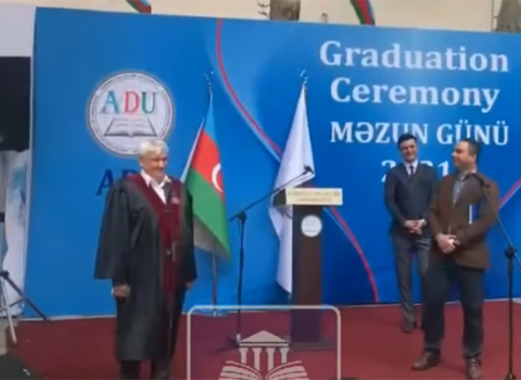 Kamal Abdulla məzun günündə tərcüməçini çətin vəziyyətə saldı – VİDEO