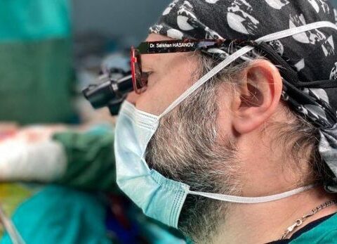 Ürəyinə dəmir batan azyaşlını həyata qaytararaq Türkiyənin qəhrəmanına çevrilən azərbaycanlı həkim – FOTO